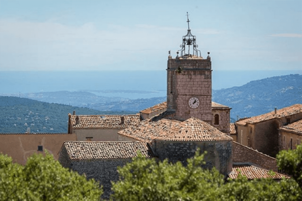Le sommet de l'église avec vue sur la mer ©provence-alpes-cotedazur.com