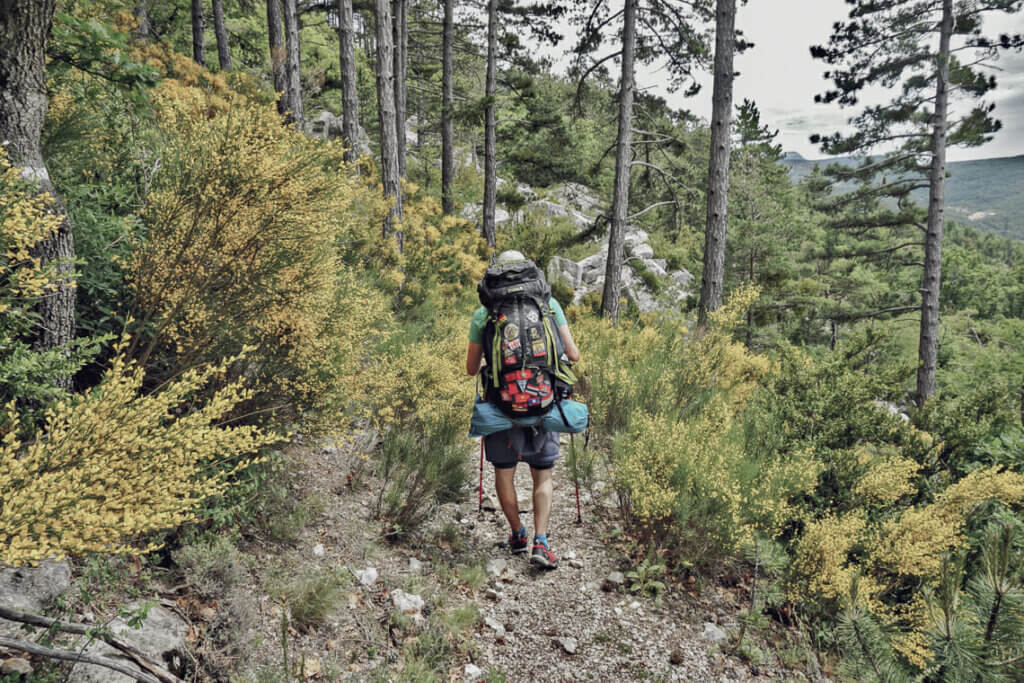 Partez sur les sentier de randonnées, comme le GR49 ©chilowe.com