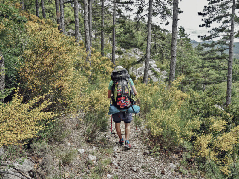 Partez sur les sentier de randonnées, comme le GR49 ©chilowe.com