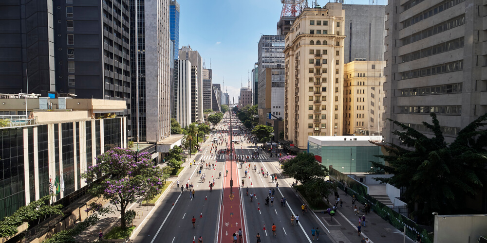 Des personnes marchent sur l'Avenida Paulista, centre économique du Brésil ©Shutterstock