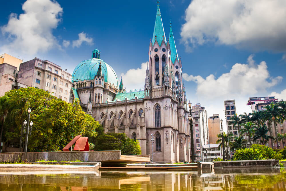 L'emblématique Cathédrale de la Sé, avec ses sommets bleus et son style néogothique, à São Paulo ©Shutterstock