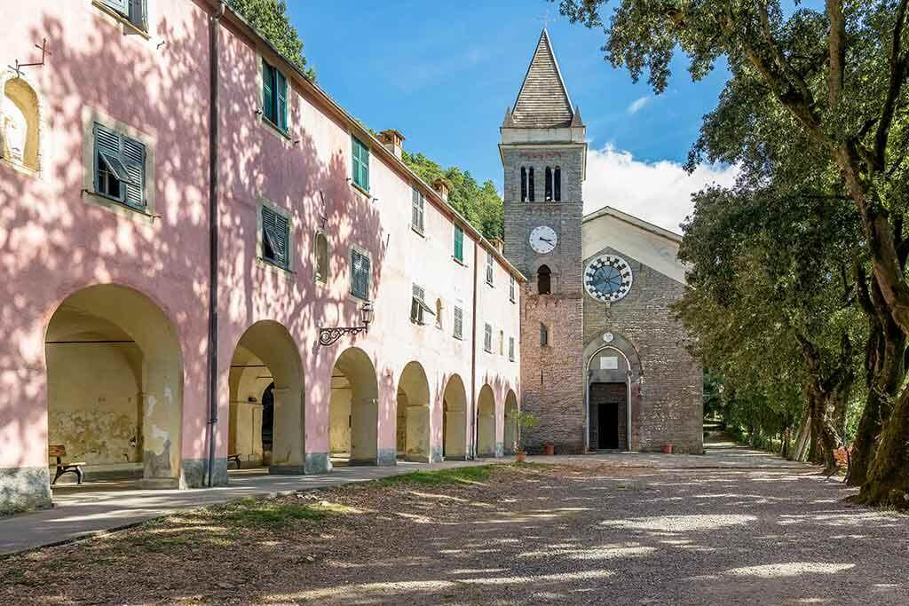 Découvrez El Santuario della Madonna di Soviore dans les heuteurs de Monterosso Al Mare ©Shutterstock