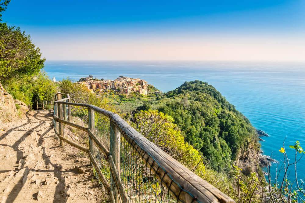 Empruntez le Sentierro Azzurro pour traverser les villages des Cinque Terre ©Shutterstock