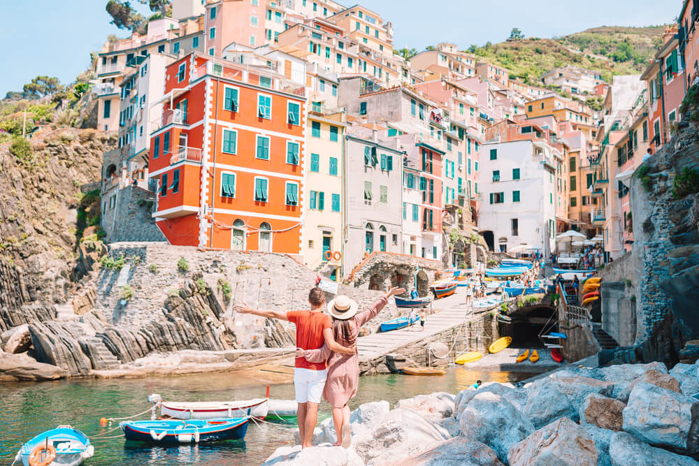 Découvrez Riomaggiore en couple, en famille ou entre amis lors de votre visite des Cinque Terre ©Shutterstock