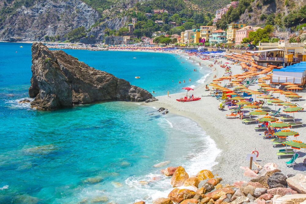 Découvrez les plages des Cinque Terre, comme la Plage de Fegina à Monterosso Al Mare ©Shutterstock