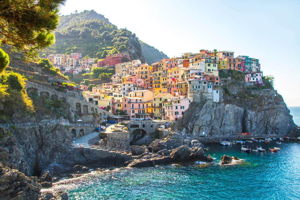 Manarola, bien accroché à la falaise avec son port naturel ©Shutterstock