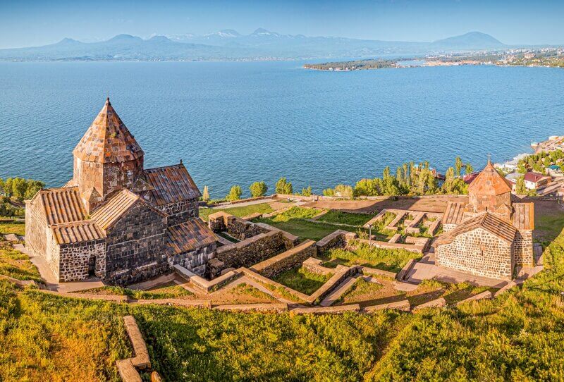 Vue sur le monastère de Sevanavank et la chapelle surplombant le célèbre lac de Sevan ©Shutterstock