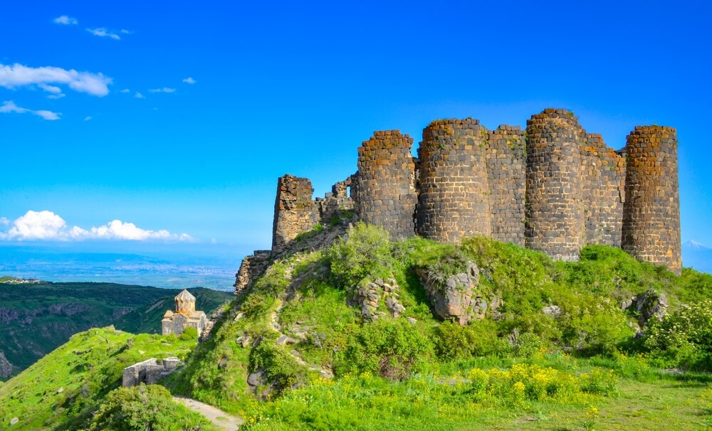 Les ruines de la forteresse d'Amberd avec l'église de Vahramashen sur le mont Aragats ©Shutterstock
