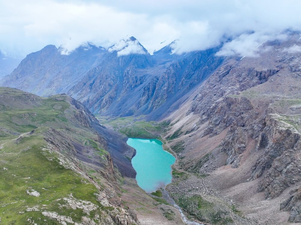 Vue aérienne sur le Lac de Kari dans les hauteurs de l'Arménie ©Shutterstock 