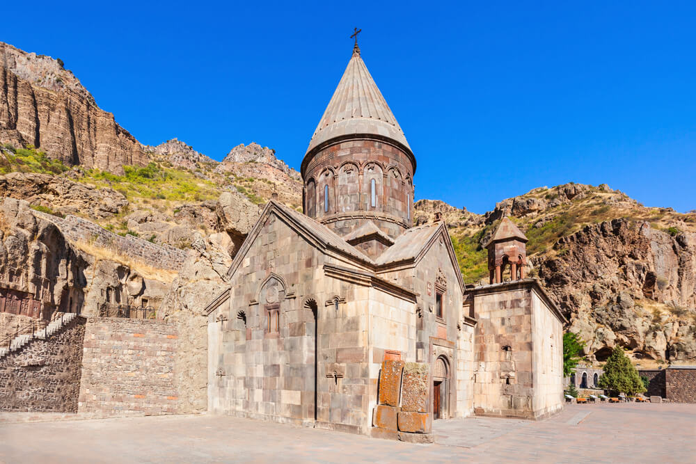 Le monastère de Geghard, creusé dans la roche entre les montagnes ©Shutterstock