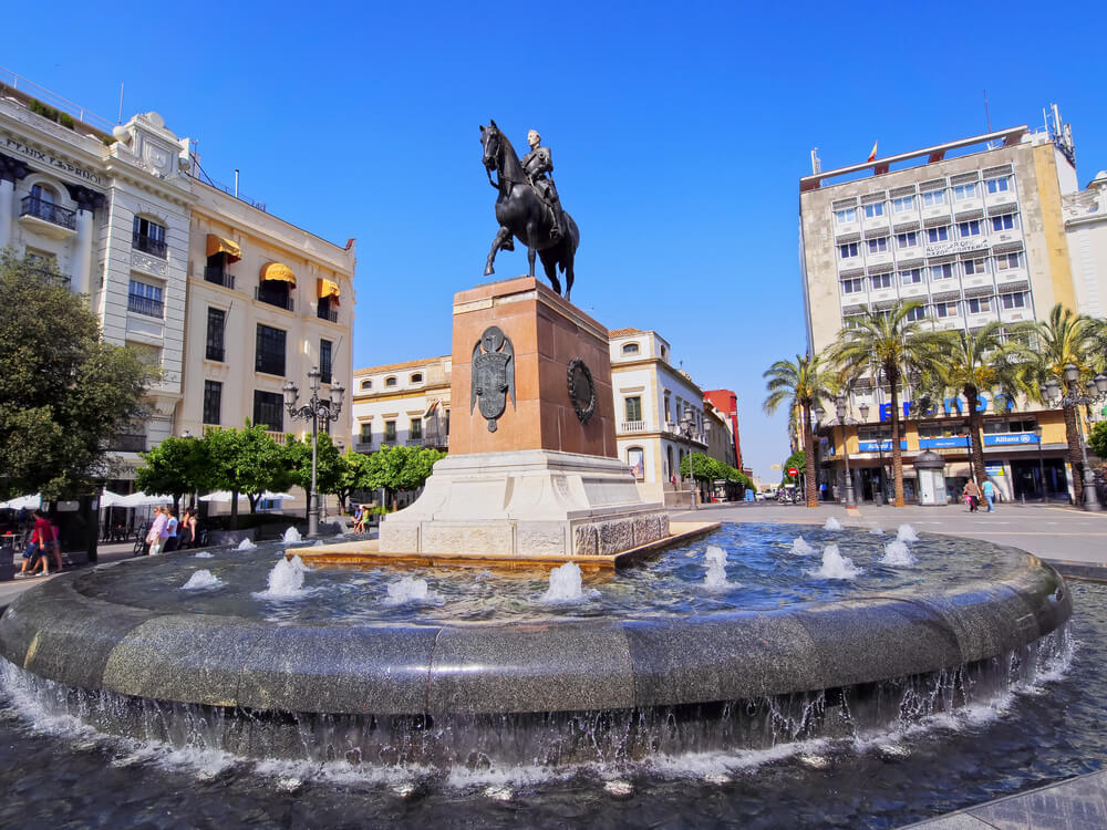 Arpentez la Plaza de las Tendillas avec la statue de Gonzalo Fernández de Córdoba en son centre ©Shutterstock