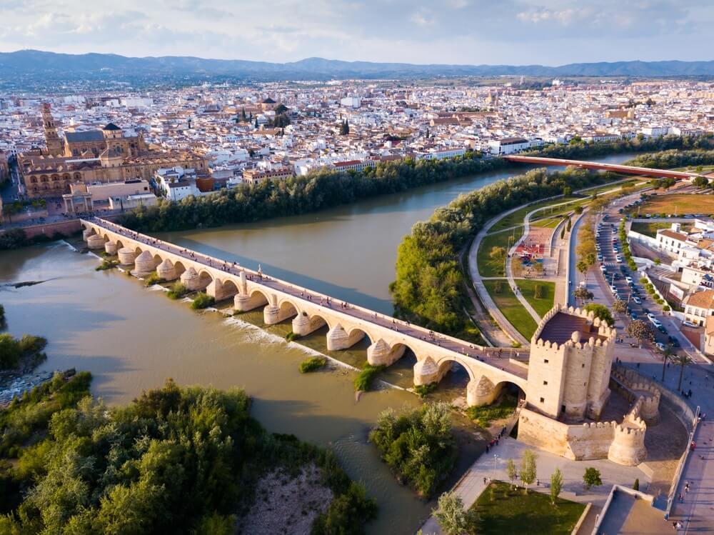Traversez le Pont Romain pour rejoindre Cordoue à pied ©Shutterstock