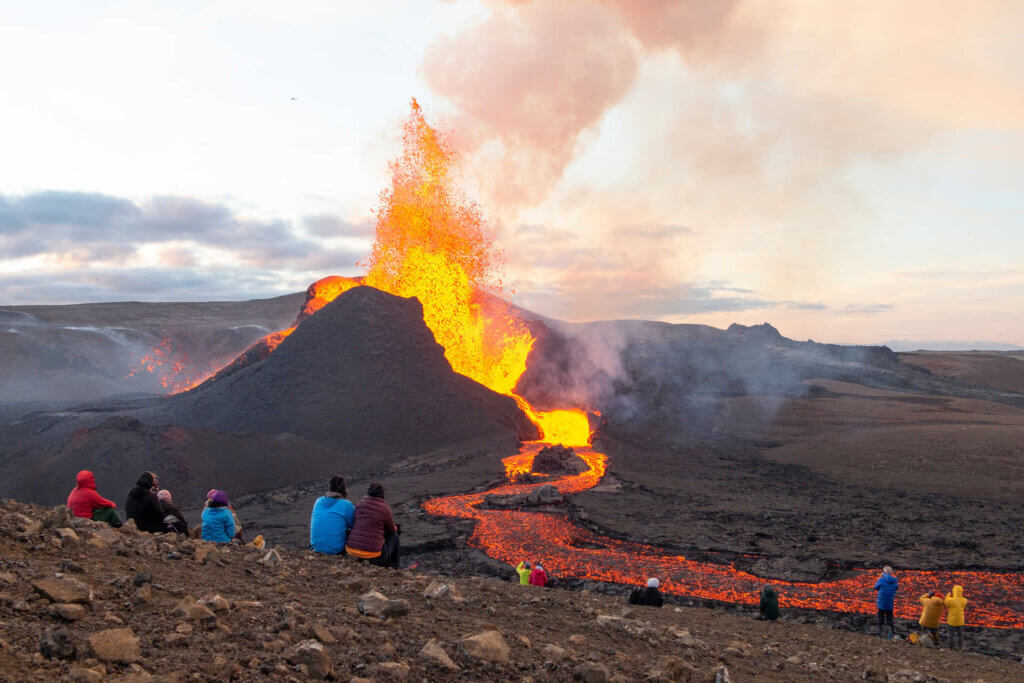 Petite éruption observable sur une péninsule islandaise ©66° Nord