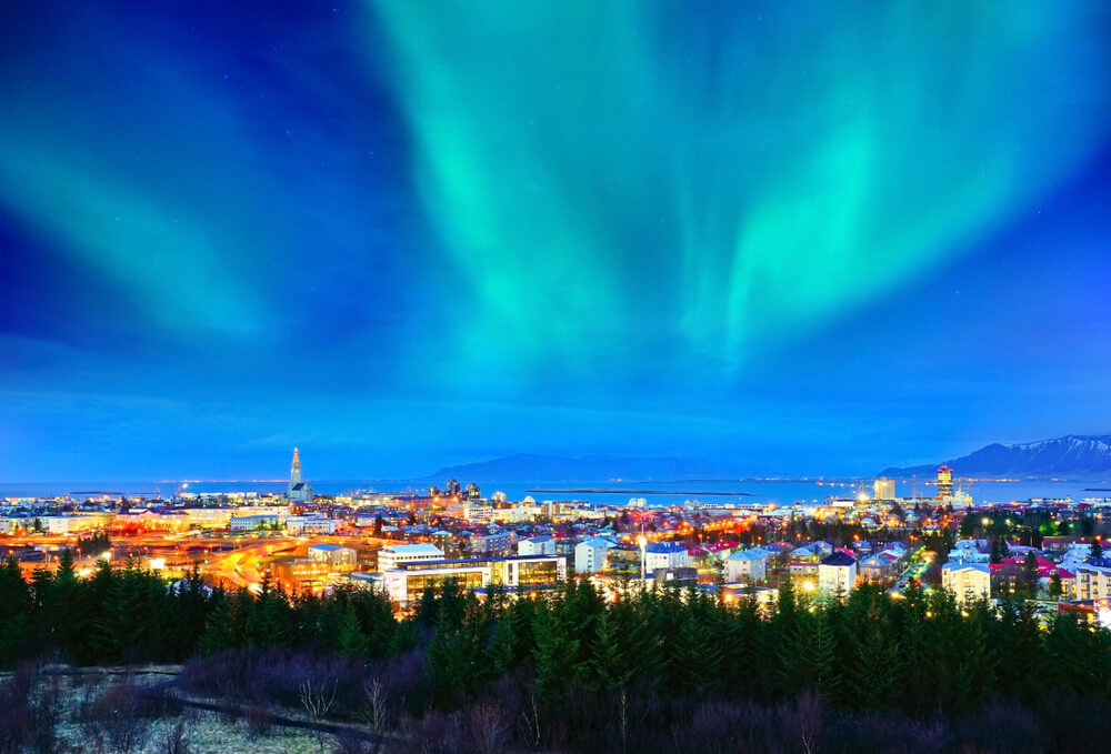 Reykjavik sous les aurores boréales islandaises ©Shutterstock