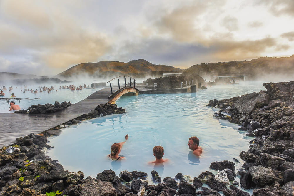 Baignade dans la source chaude Blue Lagoon ©Shutterstock