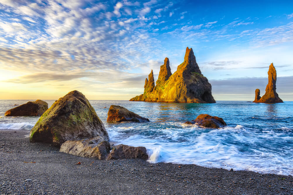 Vue sur les formations rocheuses "Troll Toes" sur la plage Noire au sein des Reynisdrangar ©Shutterstock