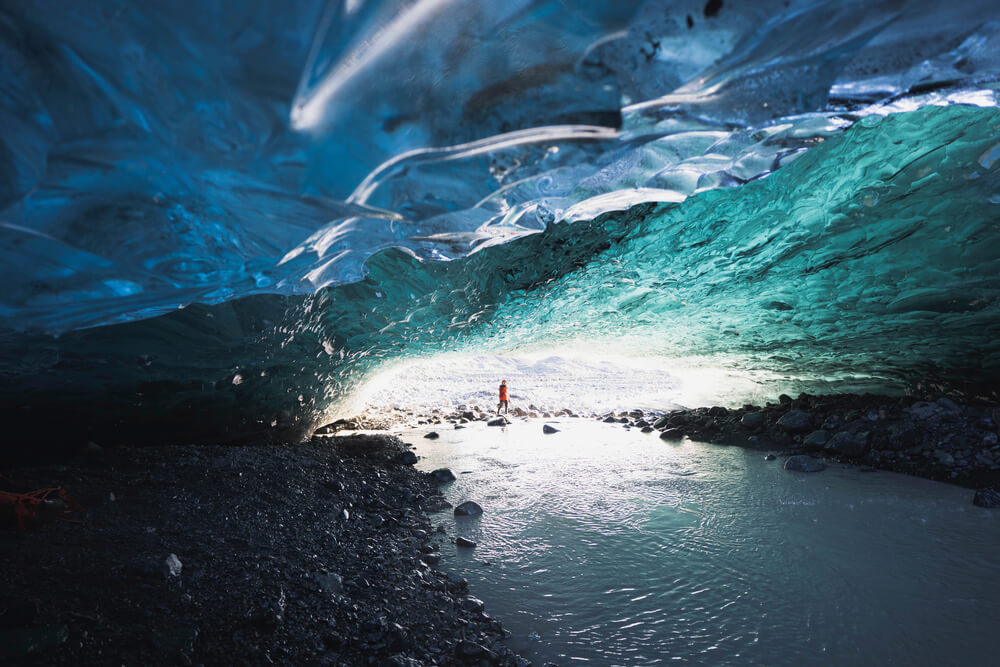 Exploration d'une cavité de glace dans le glacier Vatnajökull ©Shutterstock