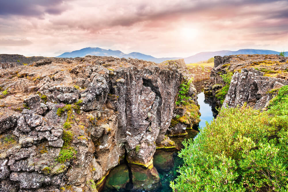 Une fissure profonde dans le parc national de Þingvellir ©Shutterstock