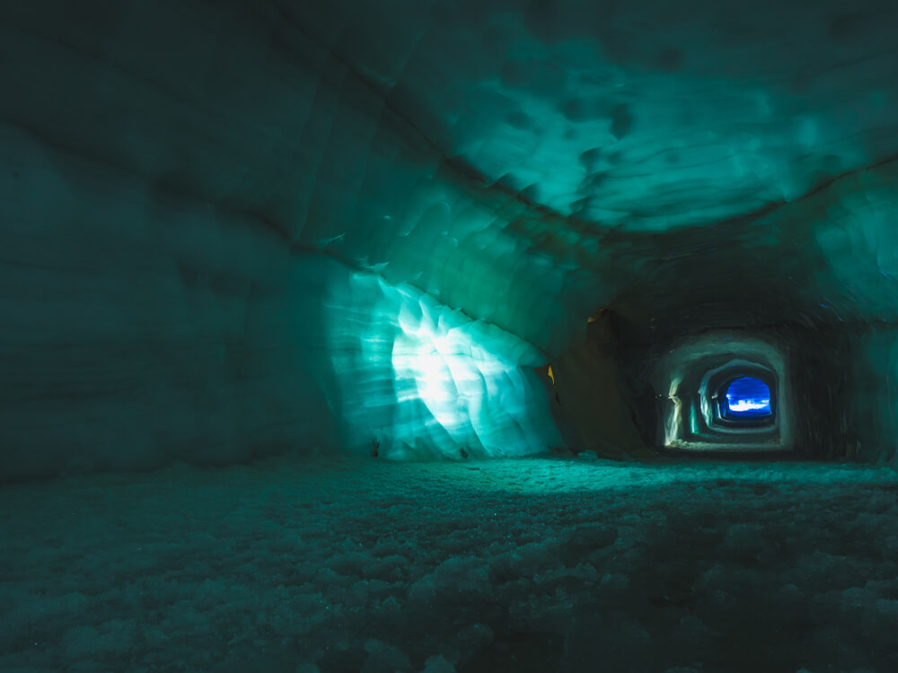 Tunnel dans le grotte du glacier Langjökull ©Shutterstock