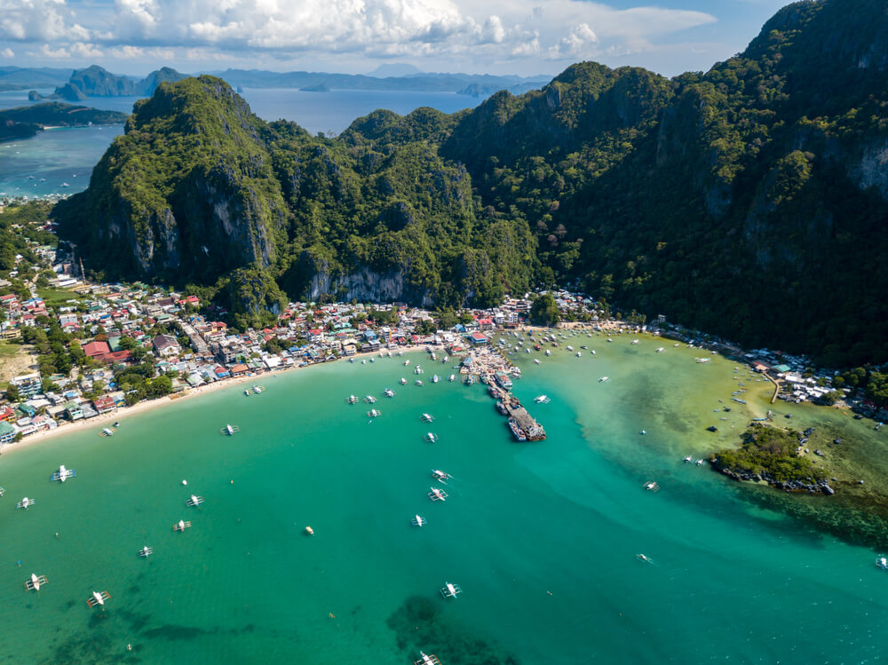 Embarquez en bateau depuis El Nido, sur l'île Palawan ©Shutterstock