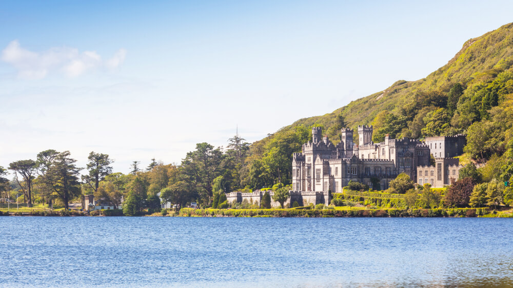 L'abbaye de Kylemore au bord du Pollacappall Lough ©Shutterstock