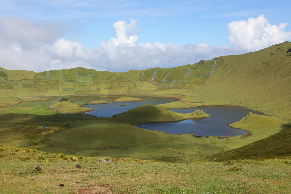 Un lac dans un ancien volcan sur l'île de Corvo ©Shutterstock
