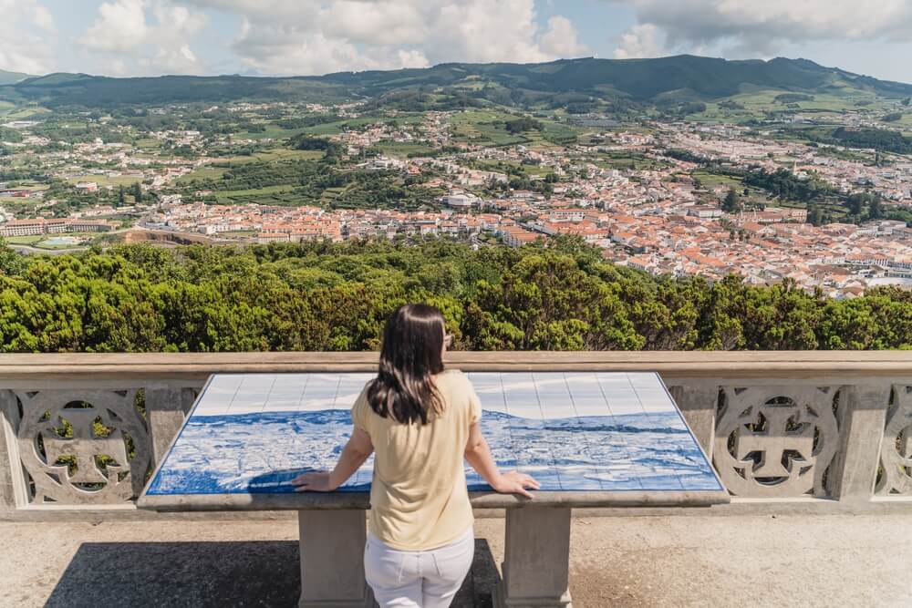 Vue sur Angra do Heroísmo depuis le promontoire volcanique du Monte Brasil ©Shutterstock