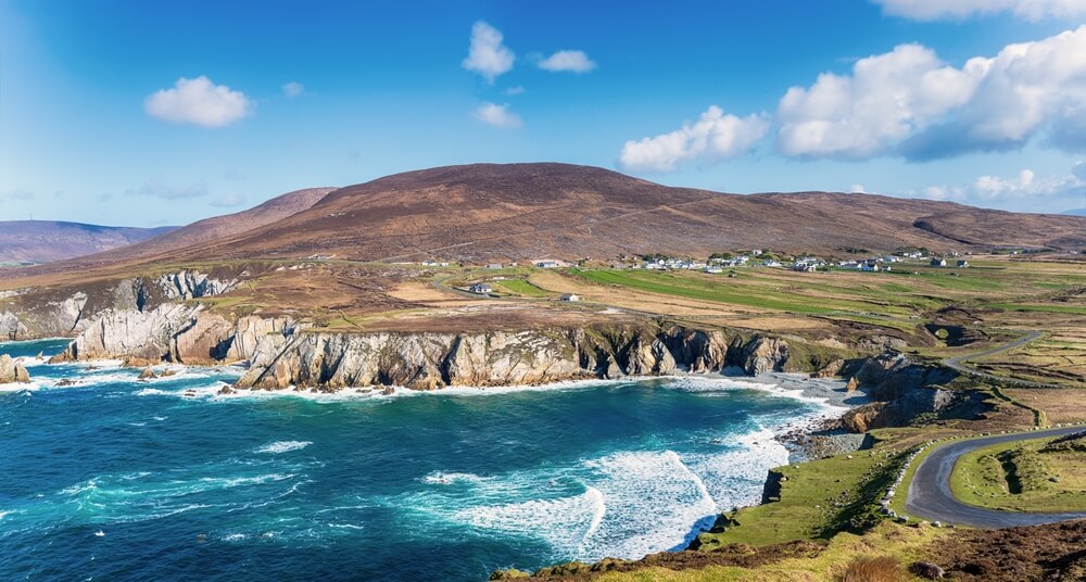 L’île d’Achill et ses falaises, dans le Comté de Mayo, la plus grande île d’Irlande ©Shutterstock