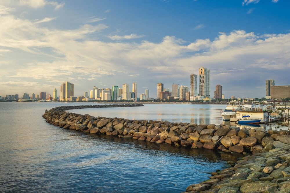 Manille depuis la baie du port de Manille dans les Philippines ©Shutterstock