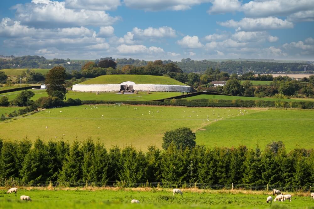 Le site préhistorique de Newgrange en Irlande ©Shutterstock