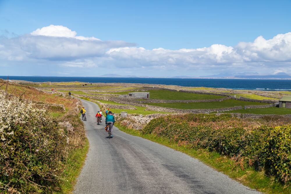 Des cyclistes se baladant sur l'île Inishmore, parmi les îles d’Aran ©Shutterstock