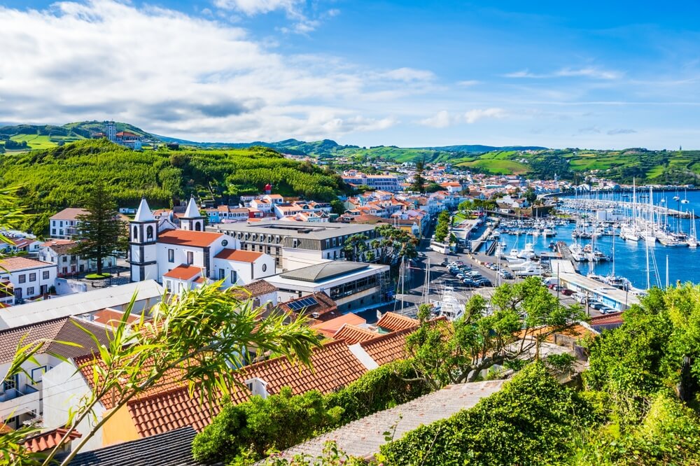 La ville et le port de la ville d'Horta sur l'île de Faial ©Shutterstock
