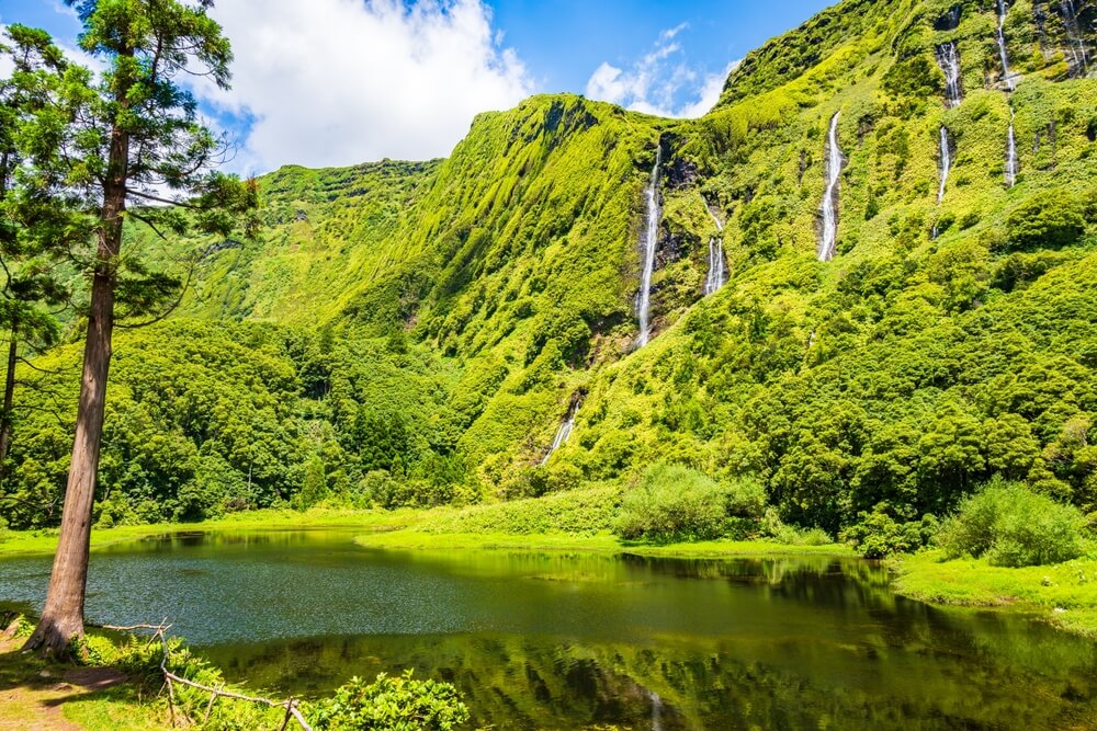 Beau lac et cascades Ribeira do Ferreiro dans le paysage de montagne verdoyant de l'île de Flores ©Shutterstock