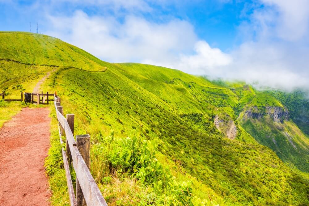 Chemin le long du cratère du volcan : la caldeira de Faial ©Shutterstock