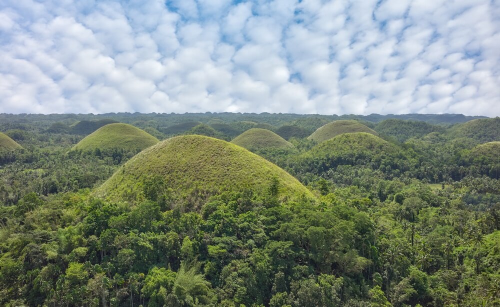Les Chocolate Hills sur l'île de Bohol dans les Philippines ©Shutterstock