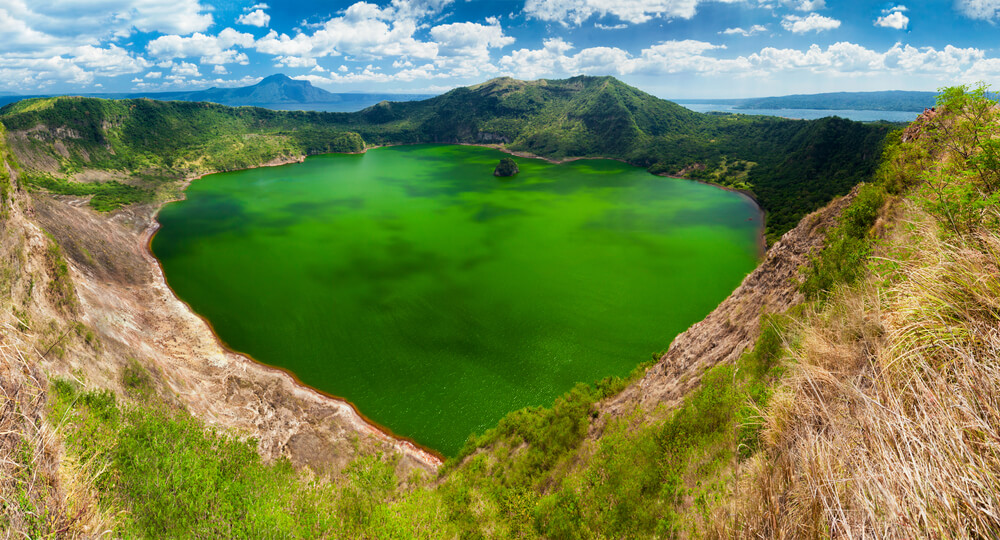 Le lac formé dans le cratère du volcan Taal, le plus petit volcan du monde ©Shutterstock