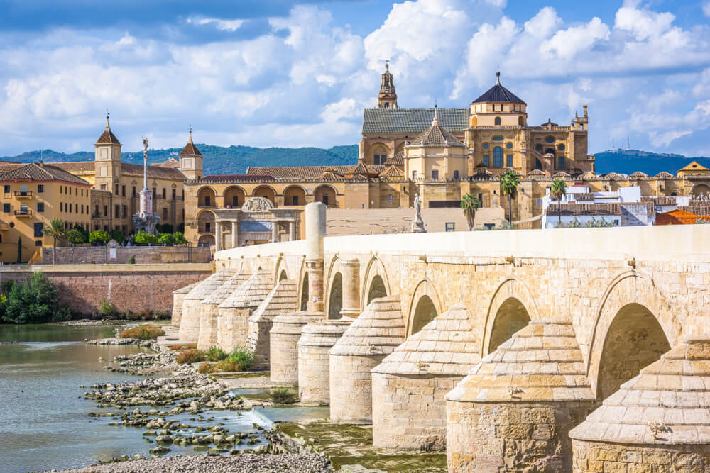 Le Pont Romain et la Mosquée-Cathédrale sur le Guadalquivir à Córdoba ©Shutterstock