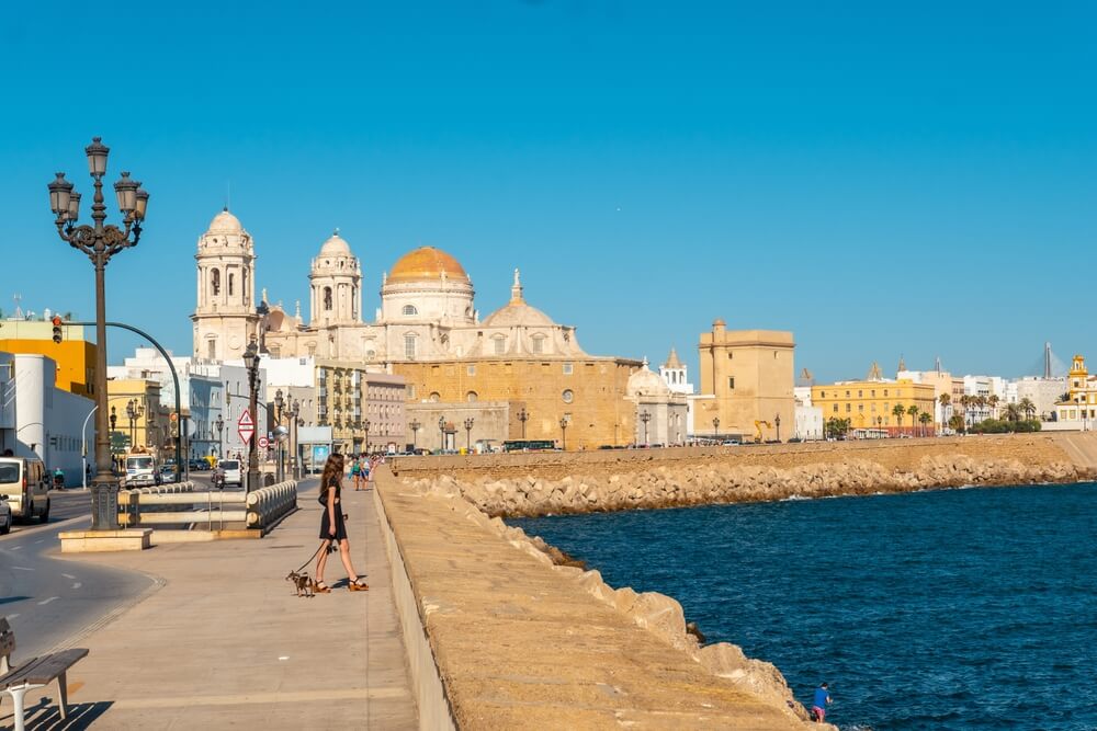 La côte de Cadix avec la cathédrale de la ville ©Shutterstock
