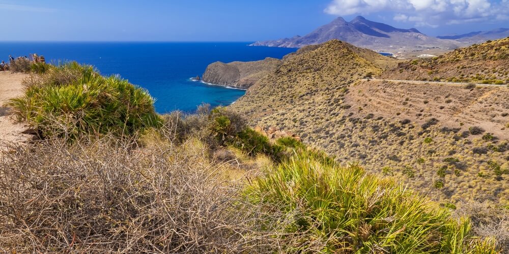 La côte rocheuse et les falaises du Parc naturel de Cabo de Gata-Níjar Réserve de biosphère UNESCO proche d'Almería ©Shutterstock