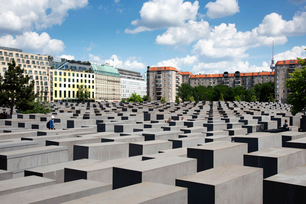Un moment de mémoire au Mémorial de l’Holocauste à Berlin ©Shutterstock