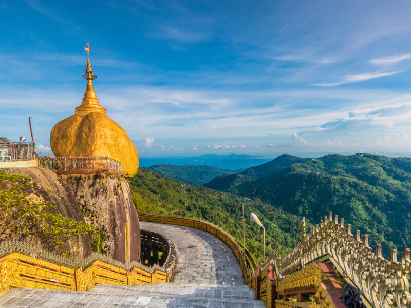 Le décor impressionnant où se situe le Rocher d'Or en Birmanie ©Shutterstock