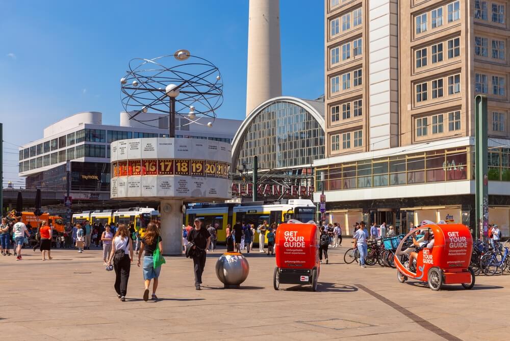 Flânez sur la place Alexanderplatz avec la gare et son horloge mondiale ©Shutterstock