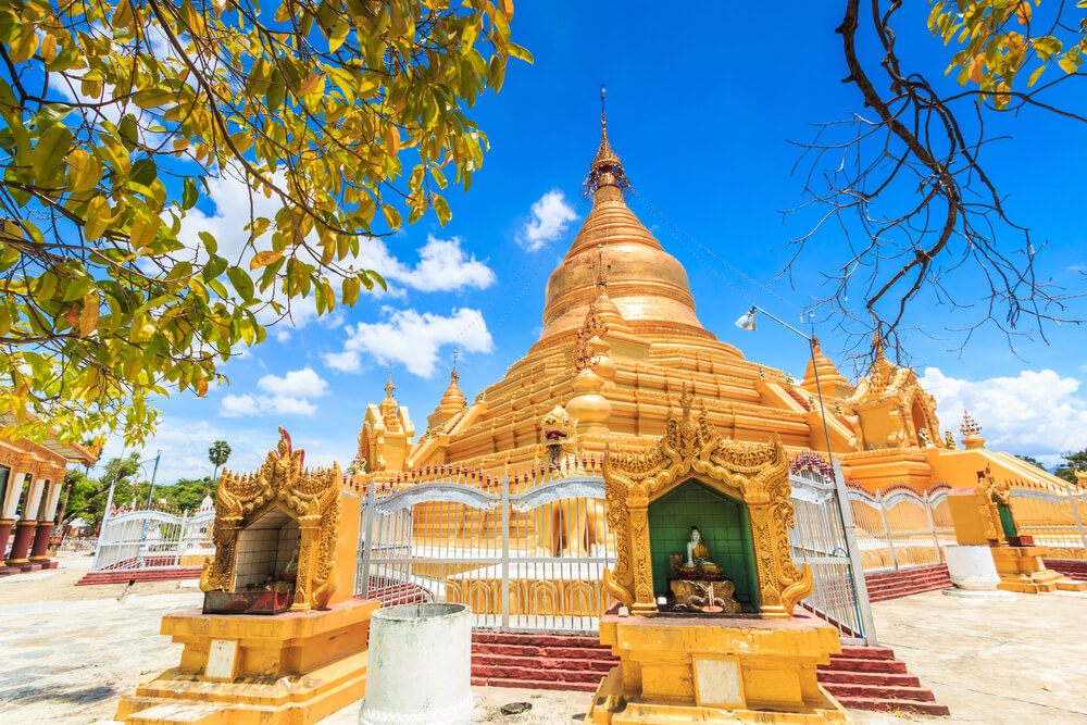 La Pagode Kuthodaw, entouré de 729 stèles blanches ©Shutterstock
