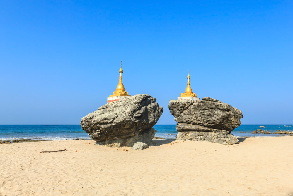 Les deux petites pagodes, sur des rochers, décorant la plage de Ngwe Saung (et de Ngapali) ©Shutterstock