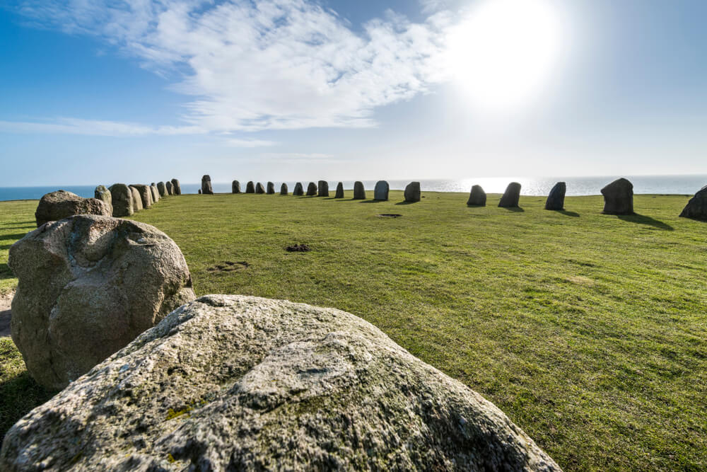 Les Mégalithes de Ale (ou Ales Stenar) dans le comté de Skane en Suède ©Shutterstock