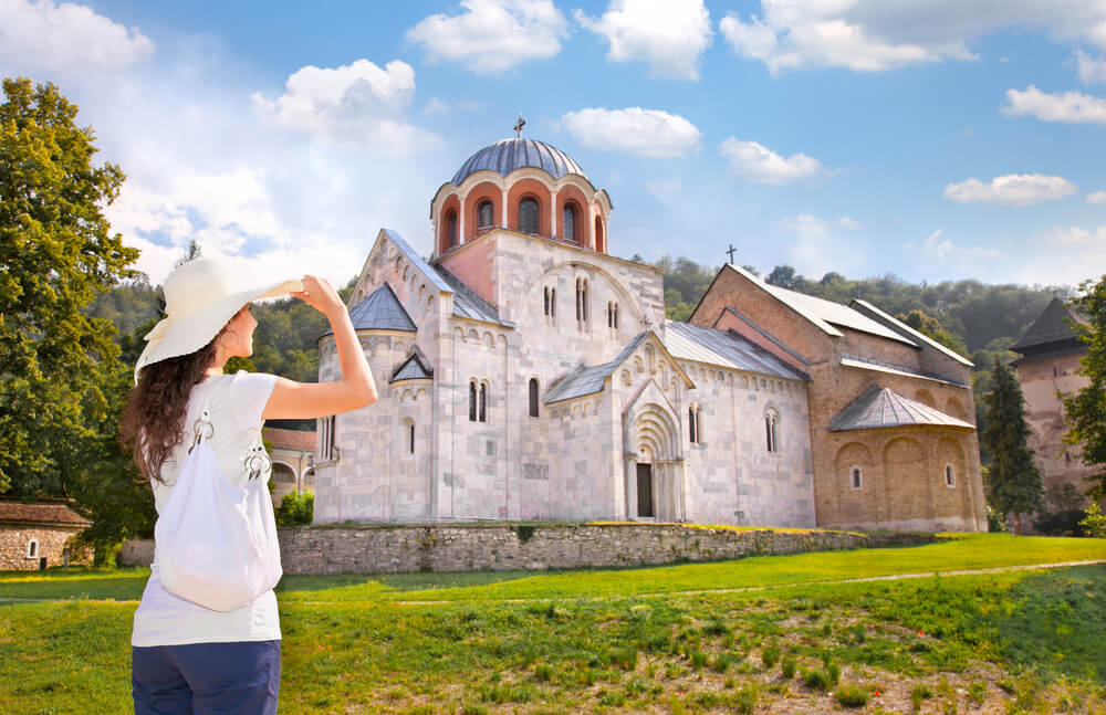 Le monastère de Studenica au milieu de la nature en Serbie ©Shutterstock