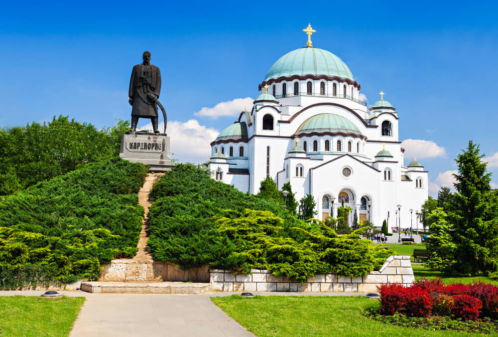 La Cathédrale Saint-Sava et statue de Karadjordje trônant à Belgrade en Serbie ©Shutterstock
