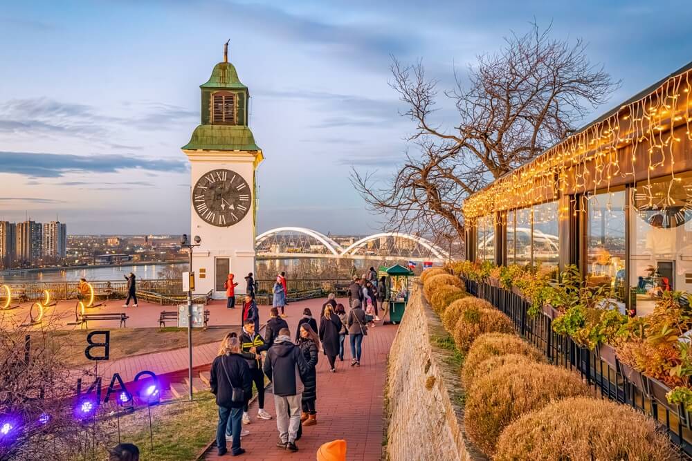 L'horloge de la forteresse de Petrovaradin à Novi Sad avec un couché du soleil ©Shutterstock