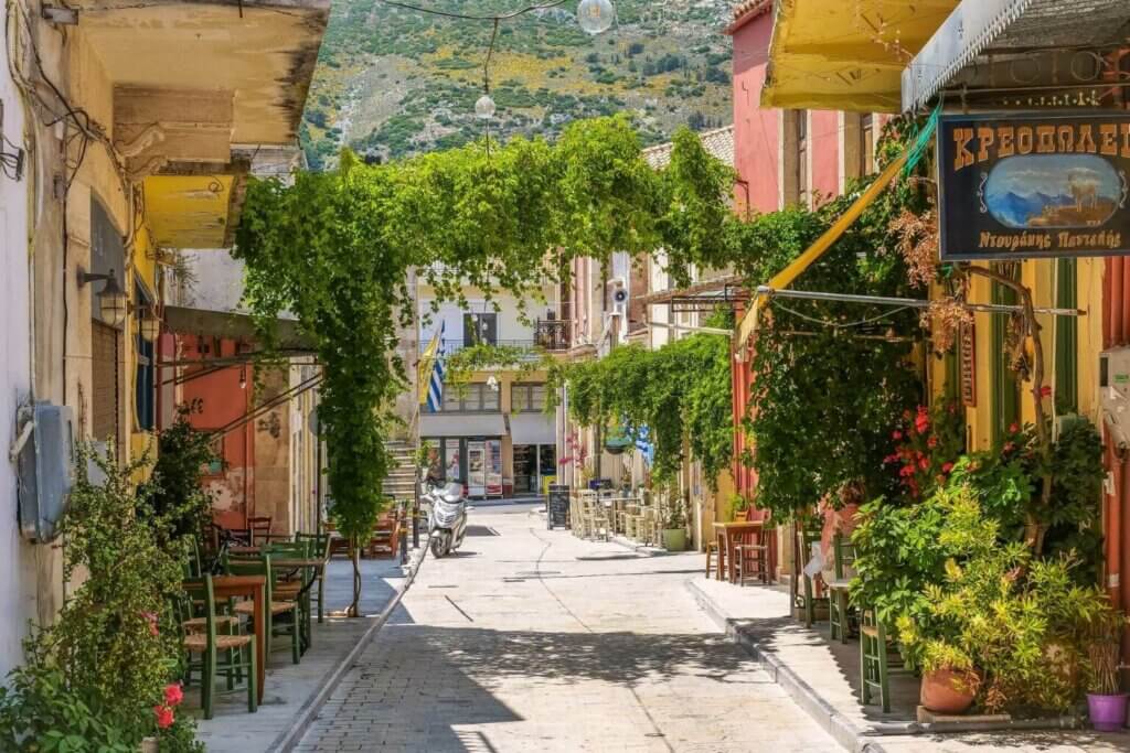 Baladez-vous dans les rues colorées et fleuries d'Archanes ©AllinCrete