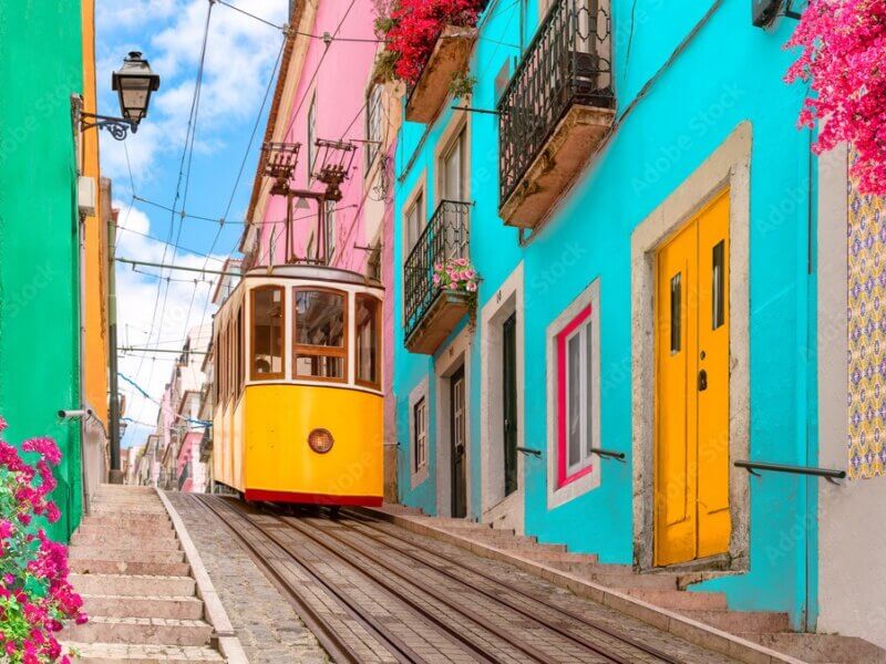 Embarquez dans le Tramway n°28 pour visitez les quartiers emblématiques de Lisbonne ©AdobeStock